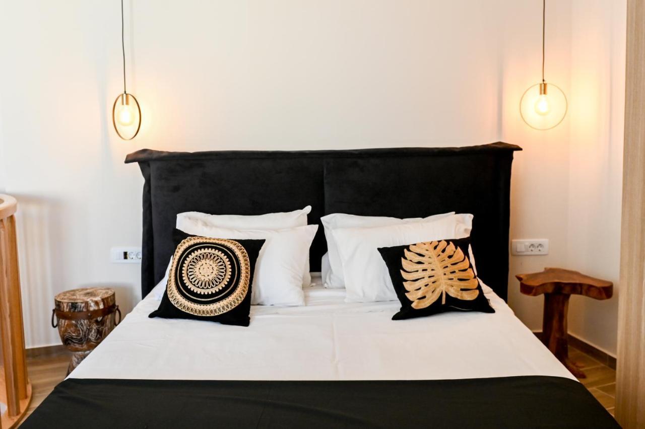 Residence By Georgia Studios Fira  Bagian luar foto