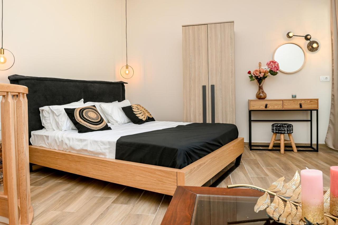 Residence By Georgia Studios Fira  Bagian luar foto